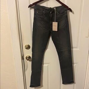 AG-ED Denim Mari
High-Rise Slim Straight 24
Vintage Inspired
Never worn with tag